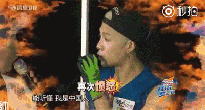 好樣的!王嘉爾發愛國微博遭香港粉絲攻擊,演唱會把國旗披身上