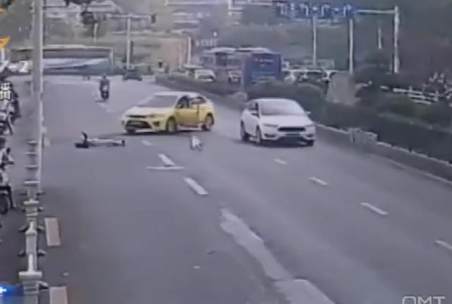 女司機將車停人行道,倒車時錯把油門當剎車,直接被甩出車外