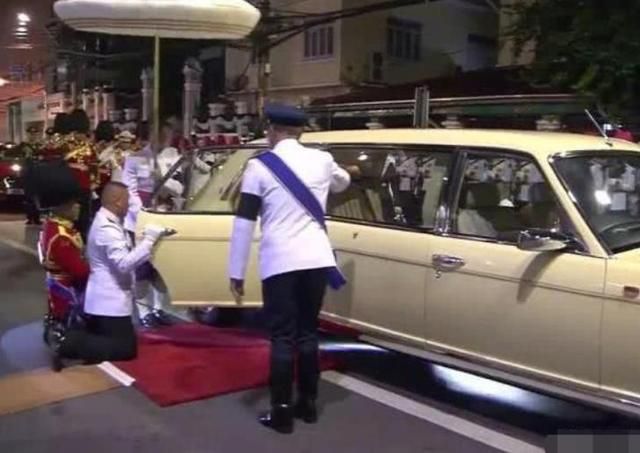 67歲泰王罕見下跪!水泥地上用膝蓋走路,詩麗吉再心疼也不能扶