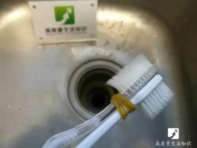 舊牙刷千萬不要扔,她用打火機輕輕一燒,奇蹟出現了…