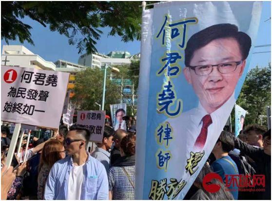 黑衣人蒙面給何君堯鬧場,被市民一把薅下口罩…
