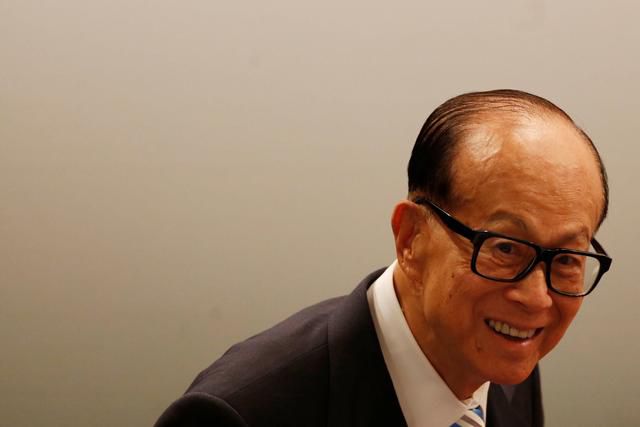 李嘉誠發聲,登頂熱搜第一,香港首富買斷四大報紙,需要多少錢