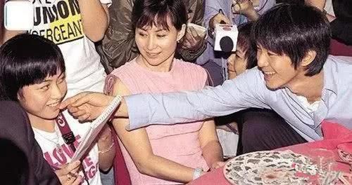 甘比:齙牙凸嘴貧民女孩逆襲香港女首富,劉鑾雄一輩子在替她打工