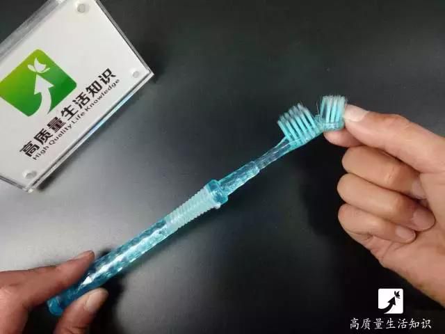 舊牙刷千萬不要扔,她用打火機輕輕一燒,奇蹟出現了…