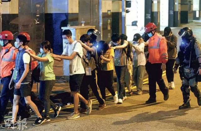 “香港理工內汽油彈或超3900枚!”港警換了種打法後,暴徒排隊自首
