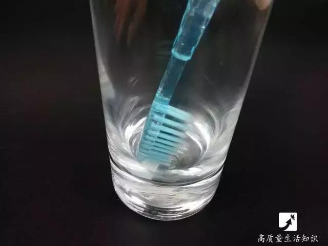 舊牙刷千萬不要扔,她用打火機輕輕一燒,奇蹟出現了…
