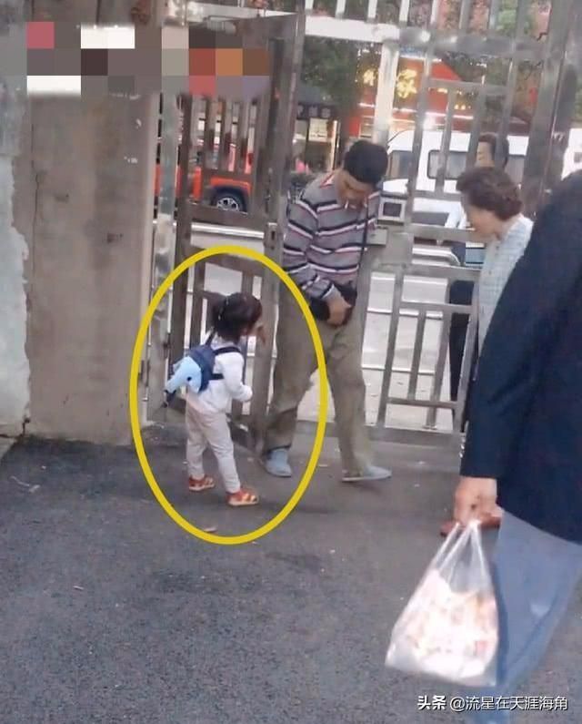 “最懂事寶寶”火了,為路人攔下門讓他人通行,網友:真有教養