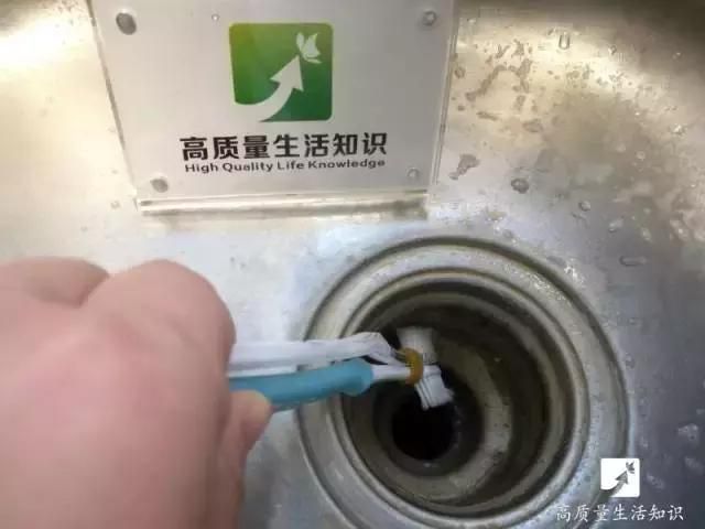 舊牙刷千萬不要扔,她用打火機輕輕一燒,奇蹟出現了…