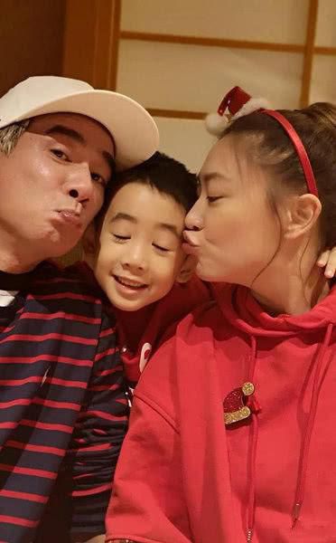全網都在關注陳小春喜得二胎時,她突然宣佈結婚喜訊,太快了吧?