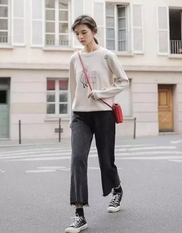 高跟鞋不吃香了,現流行“一腳蹬”,搭配闊腿褲,一眼就被迷住!