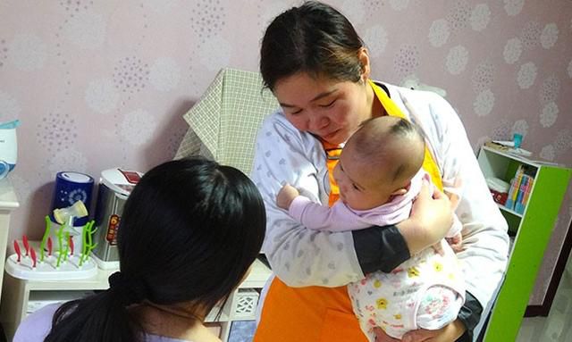 孩子不黏自己卻和保姆親,查看監控後,媽媽當即就給保姆漲了工資