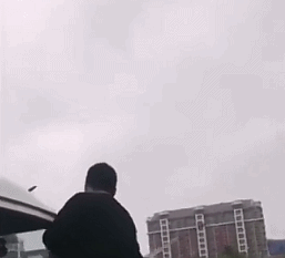 不要命了?新郎趴在行駛的車頭上,副駕駛的人拿木棍在打他?