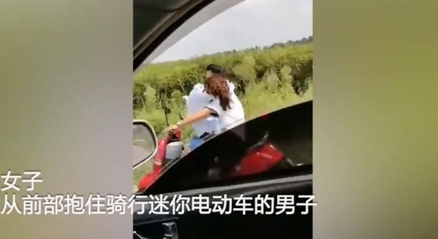 為秀恩愛不要命?情侶騎電驢熊抱“合體”,網友:愛情價更高