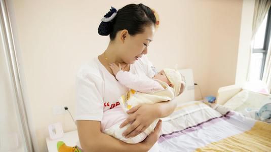 孩子不黏自己卻和保姆親,查看監控後,媽媽當即就給保姆漲了工資