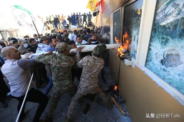 美軍不宣而戰,伊拉克不忍了率先展開反擊,民眾包圍焚燒美大使館