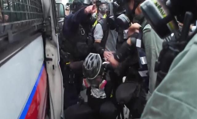 香港暴徒末日喪鐘已敲響,港警重兵部署主動出擊