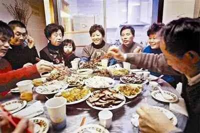 同樣是年夜飯,看看80年代的,再看看現在的,網友:年味去哪了