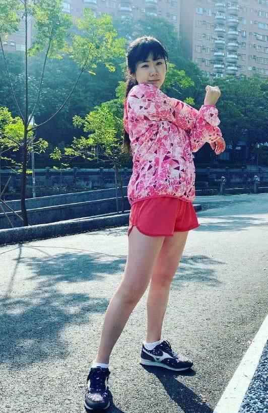 31歲福原愛與老公晨跑秀細腿,二寶媽少女感不減反增,可愛如初