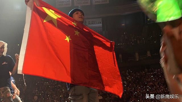 好樣的!王嘉爾發愛國微博遭香港粉絲攻擊,演唱會把國旗披身上