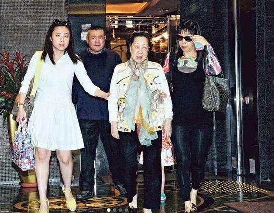 甘比:齙牙凸嘴貧民女孩逆襲香港女首富,劉鑾雄一輩子在替她打工