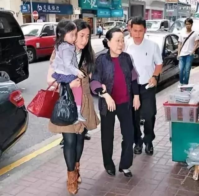 甘比:齙牙凸嘴貧民女孩逆襲香港女首富,劉鑾雄一輩子在替她打工