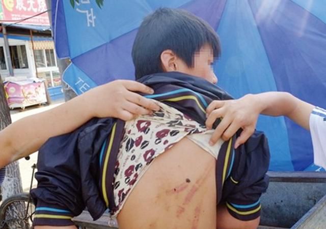 “不要打了,不要打了”!女孩叫喊聲中,男孩遭多人狂毆踢襠部