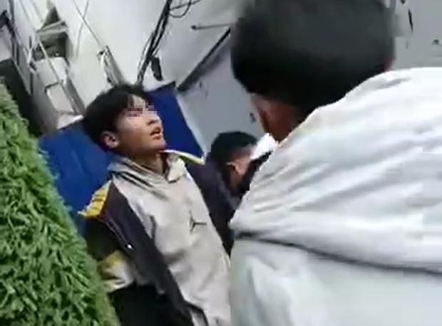 “不要打了,不要打了”!女孩叫喊聲中,男孩遭多人狂毆踢襠部