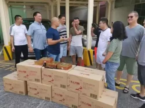 光頭劉Sir收到內地網友送的月餅,説了這麼一句...