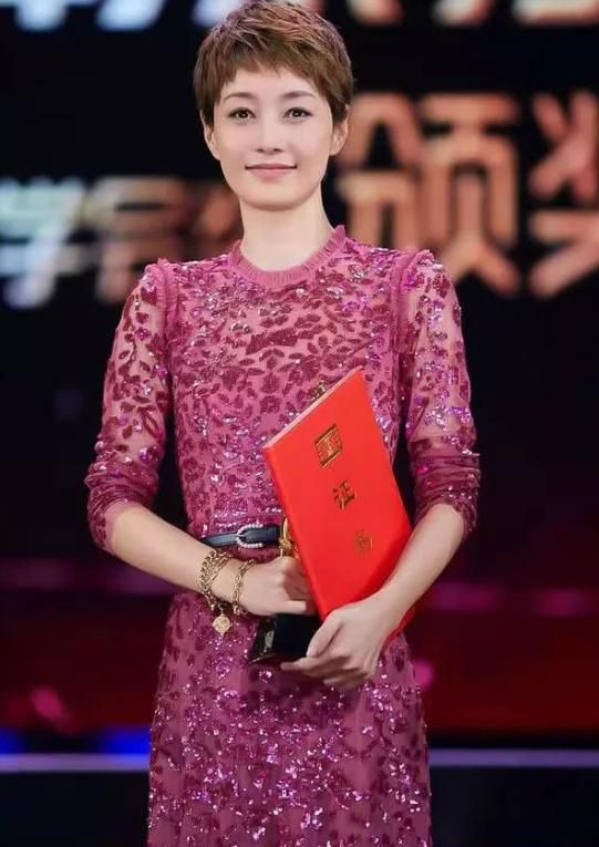 馬伊琍離婚後終於炫富?穿紫色亮片裙配黃金手鍊,高雅貴氣