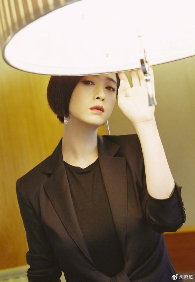 蔣欣瑜伽美照:舞蹈式説練就練;聽説晨練“慢跑+瑜伽”更合適哦