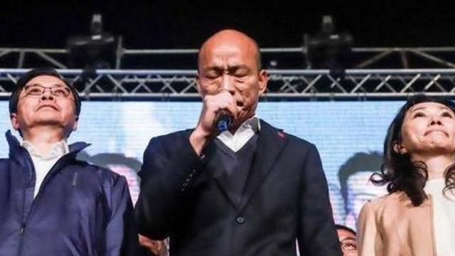 韓國瑜敗選後,韓粉站椅淚喊依然“挺韓”