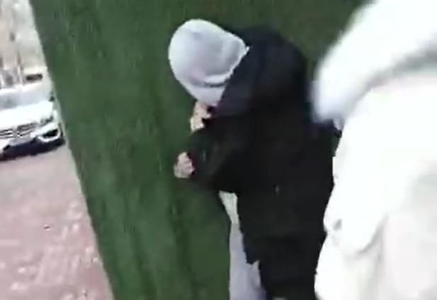 “不要打了,不要打了”!女孩叫喊聲中,男孩遭多人狂毆踢襠部