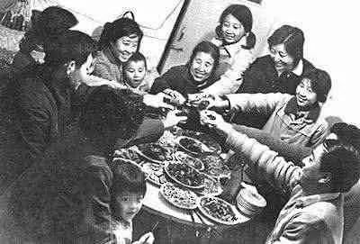 同樣是年夜飯,看看80年代的,再看看現在的,網友:年味去哪了