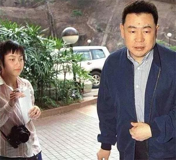 甘比:齙牙凸嘴貧民女孩逆襲香港女首富,劉鑾雄一輩子在替她打工